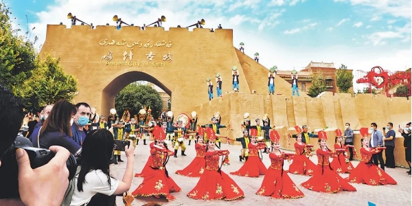“歌舞+旅游”打造喀什文旅融合发展新引擎