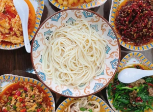 大盘鸡、烤包子、缸子肉、炒米粉......馋了馋了！